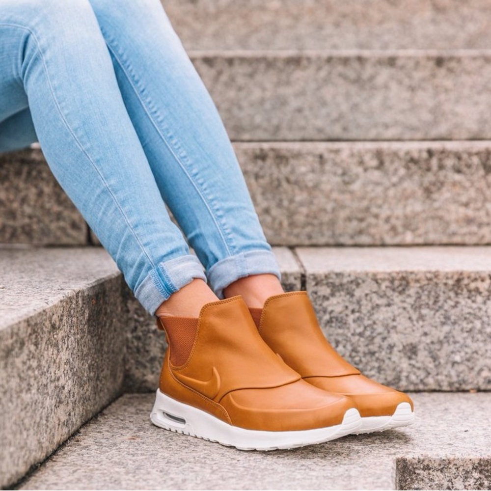 Nike Air Max Thea Mid Boot in Ale Brown
